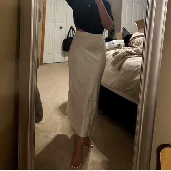 Elegant Beige Satin Midi Skirt – Mermaid Silhouette - Picture 2 of 3